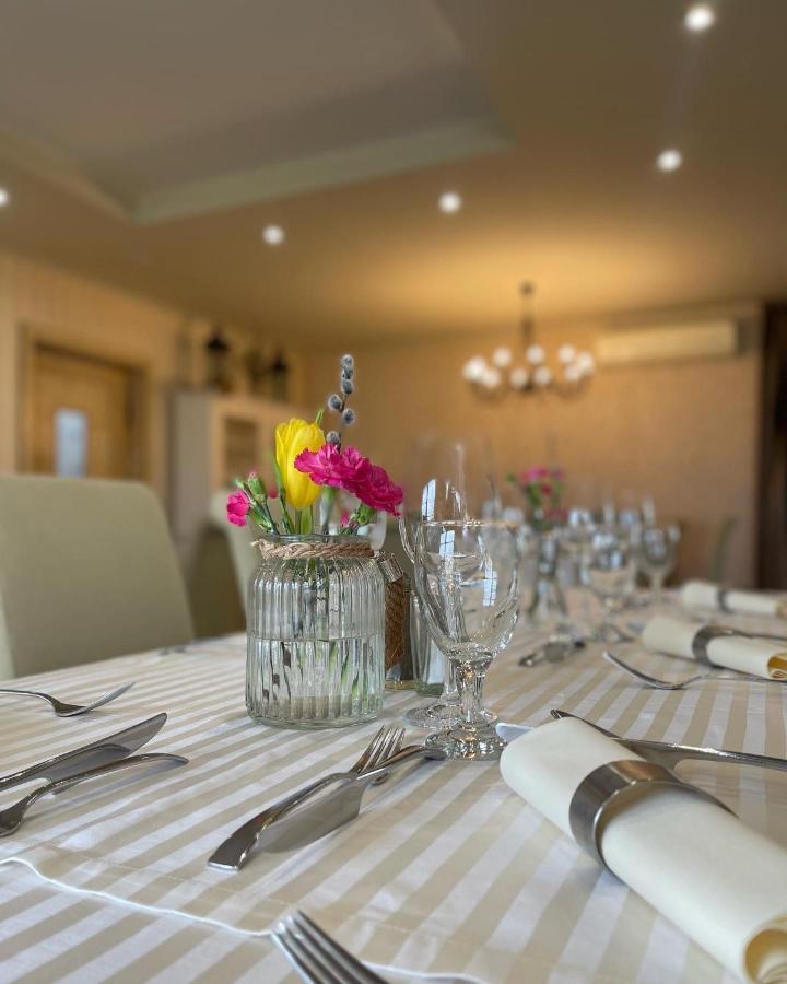 Diva Kacica Restaurant & Pansion Hotel Komarno Ngoại thất bức ảnh